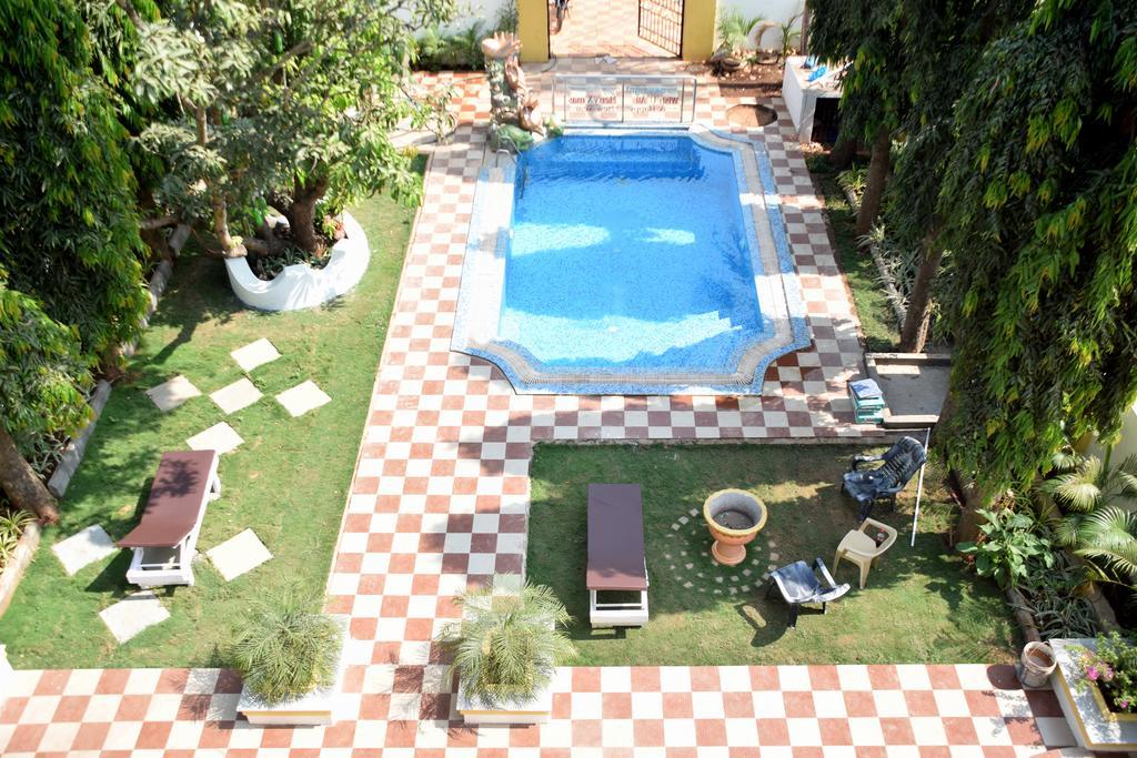 Treebo Trend Skylight Royal Stay Candolim Bagian luar foto