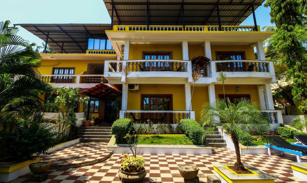 Treebo Trend Skylight Royal Stay Candolim Bagian luar foto